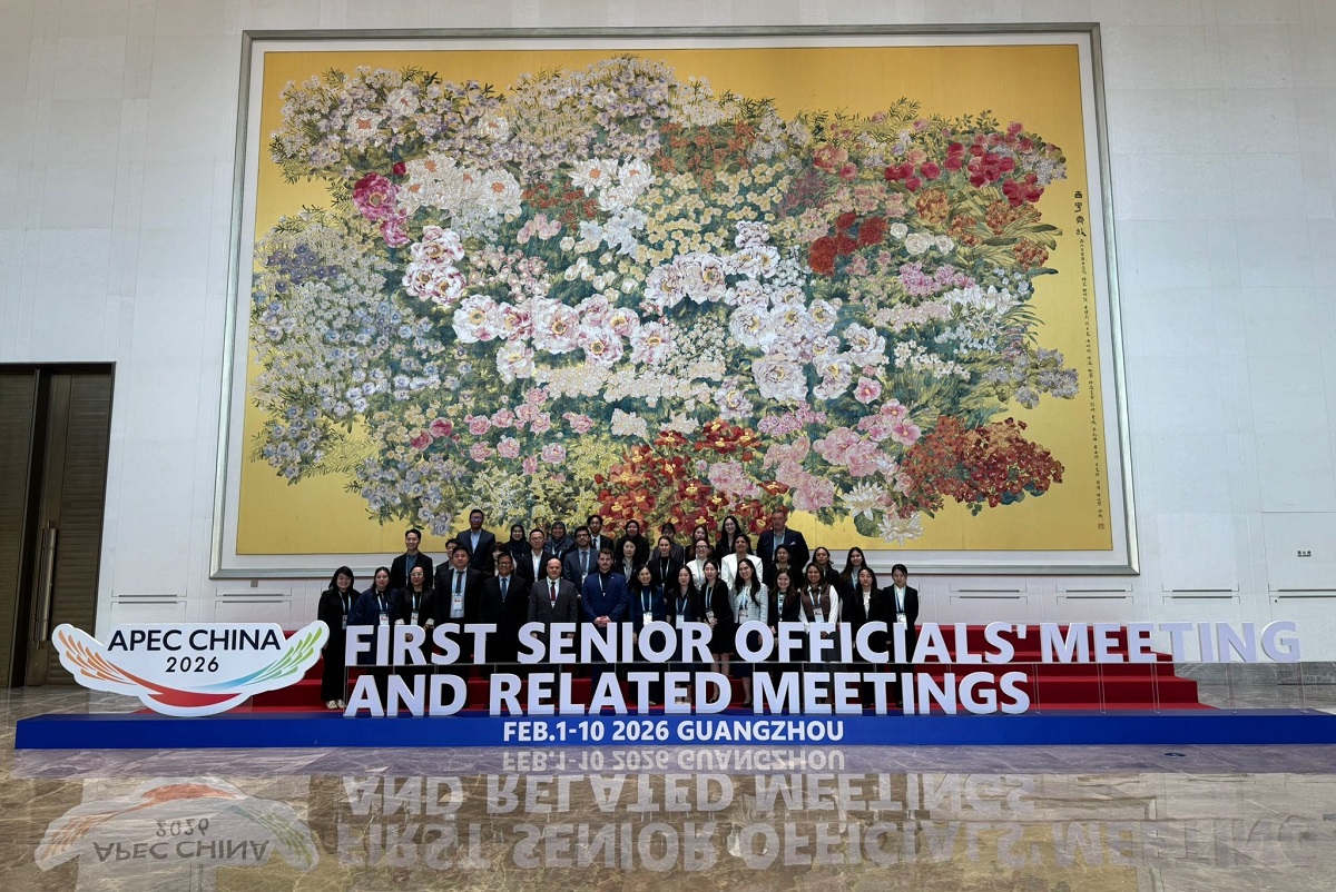 The Assistant Commissioner (Mainland and Industry Collaboration), Ms Cari Wu (second row, sixth left), in group photo with the participants at the “APEC 2026 The First Senior Officials’ Meeting and Related Meetings (Digital Economy Steering Group Meeting)”.