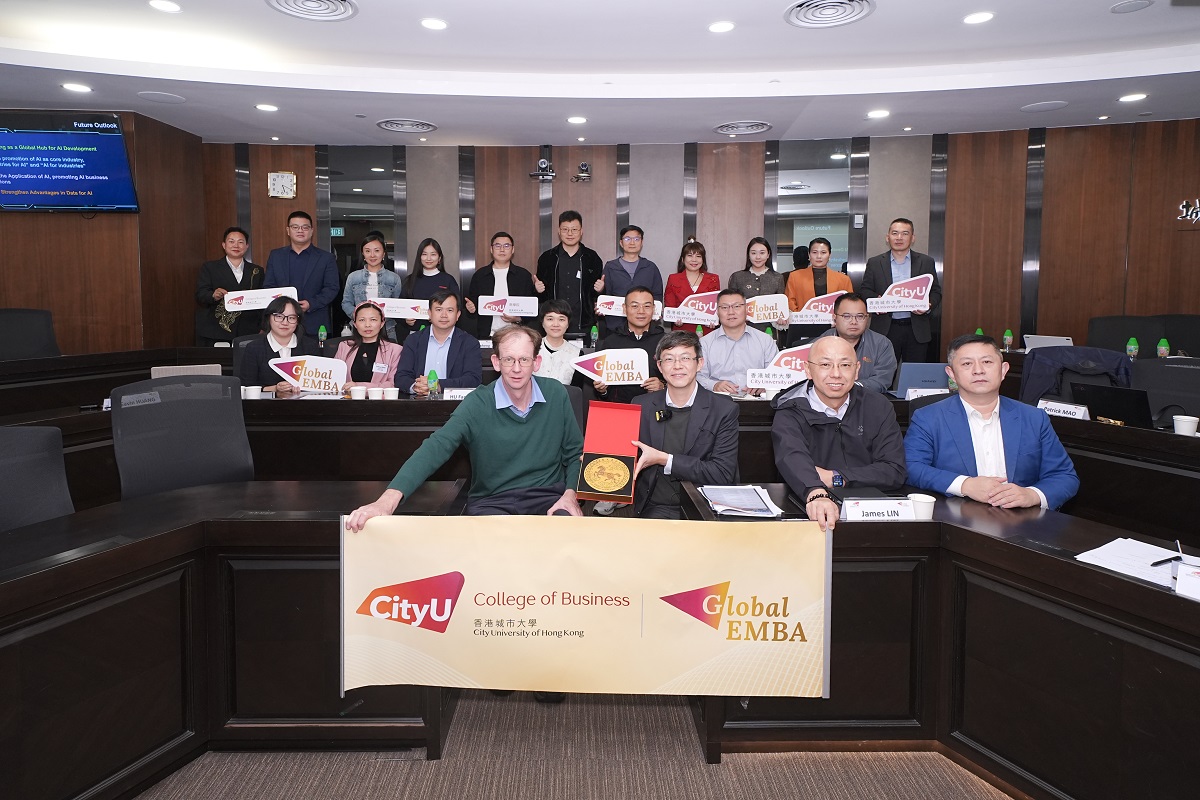 The Deputy Commissioner (Data Governance), Dr NG Ping Chung (first row, second left), in group photo with Professor Robert DAVISON of the Department of Information Systems (first row, first left) and the students from the “Global EMBA Programme” at CityU.