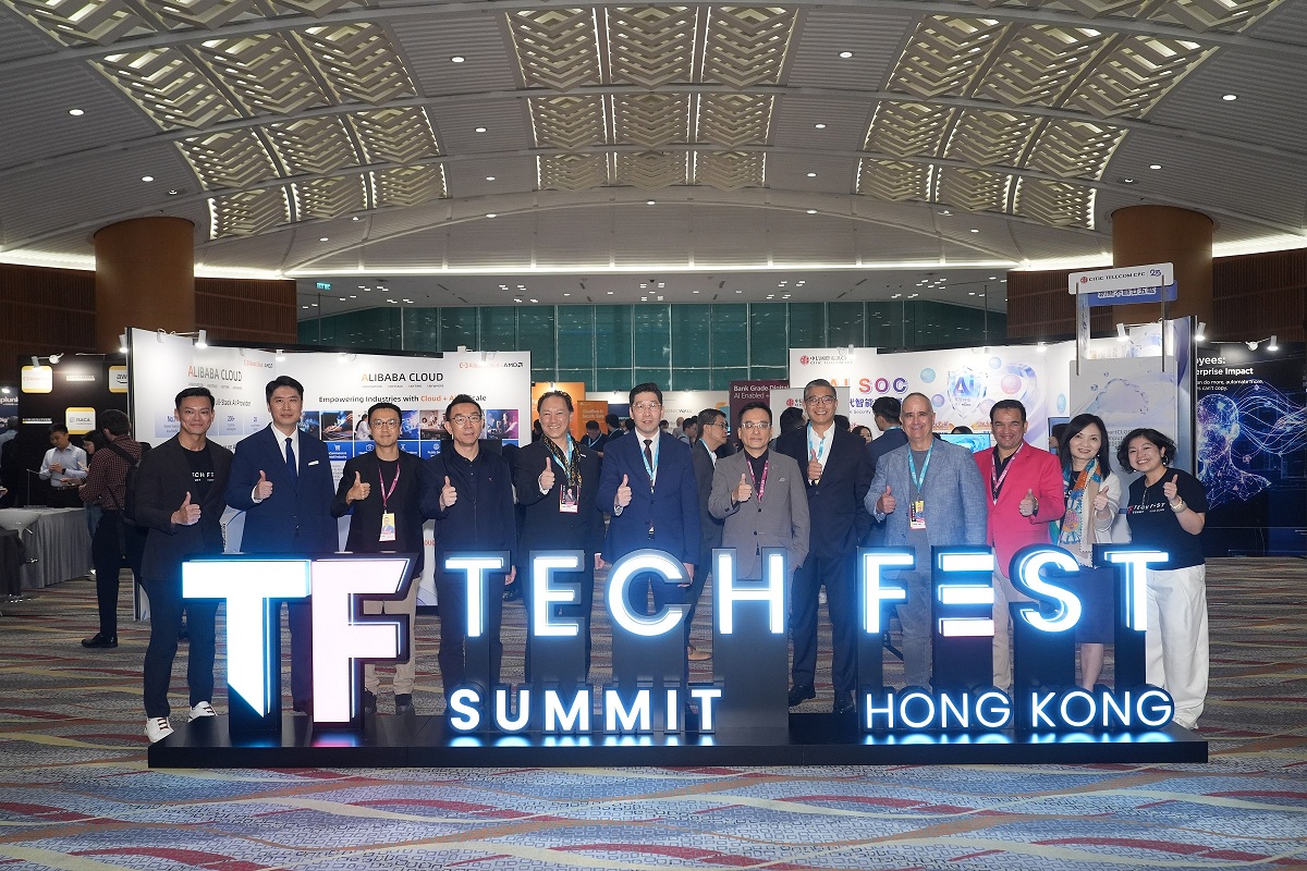 The Acting Commissioner for Digital Policy, Mr Daniel Cheung (middle), in group photo with the guests at the “Tech Fest Summit Hong Kong”.