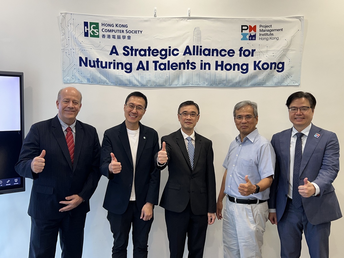 The Assistant Commissioner (Data Applications), Mr Brian Sun (middle), in group photo with the organisers and trainers at the “AI Governance, Methodology & Standards Training for Experienced Project Leaders”.