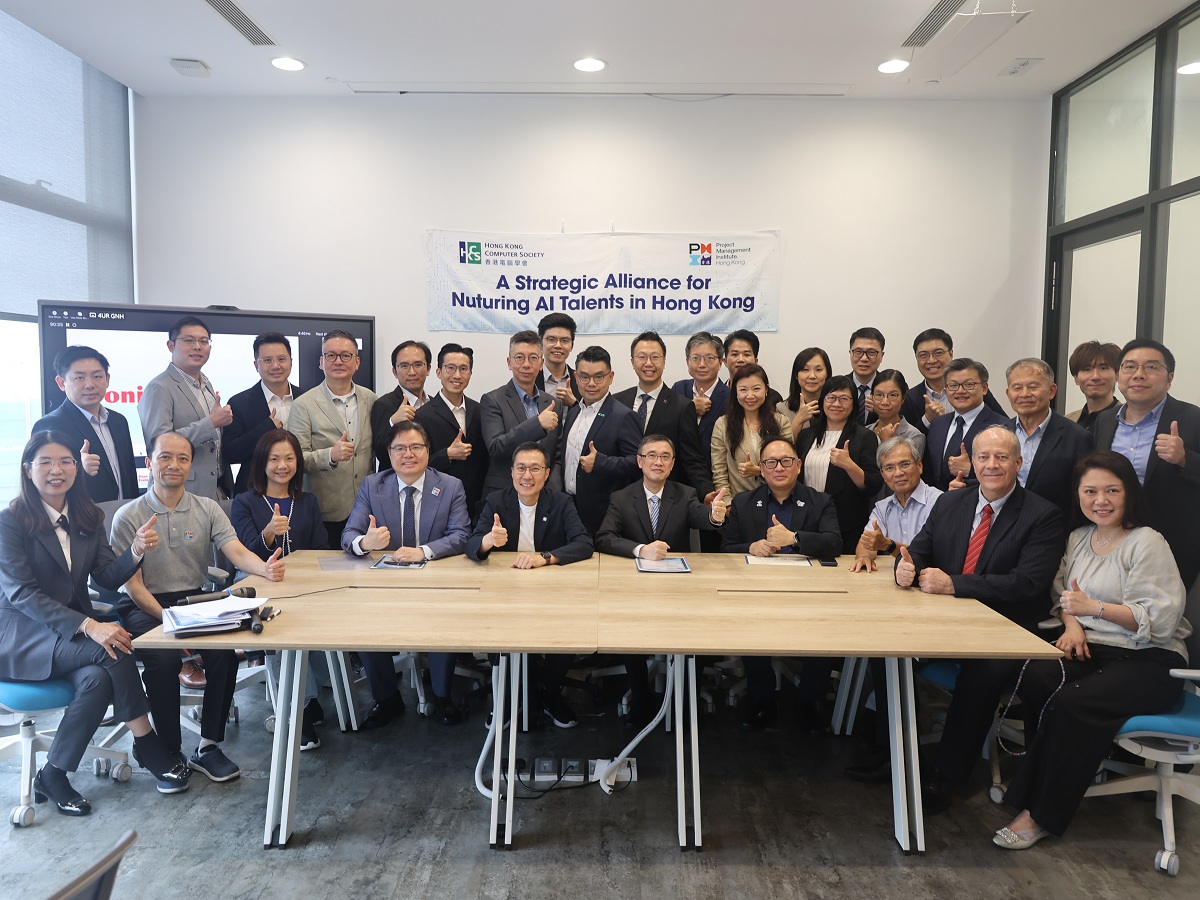 The Assistant Commissioner (Data Applications), Mr Brian Sun (fifth right, front row), in group photo with the organisers, trainers and trainees at the “AI Governance, Methodology & Standards Training for Experienced Project Leaders”.