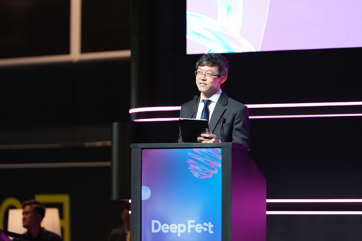 The Deputy Commissioner (Data Governance), Dr Ng Ping Chung, delivered presentation at the “DeepFest Stage of LEAP East 2026”.