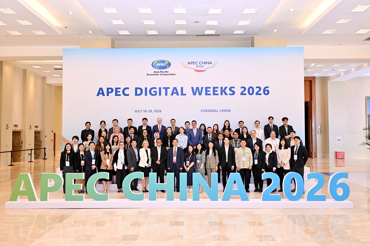 The Assistant Commissioner (Mainland and Industry Collaboration), Ms Cari Wu (seventh right, front row), in group photo with the participants at the “APEC 2026 Digital Weeks (Digital Economy Steering Group Meeting)”.