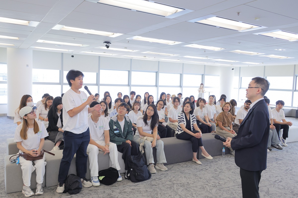 The Assistant Commissioner (Data Applications), Mr Brian Sun, exchanged views with trainee youth ambassadors during the Q&A session.