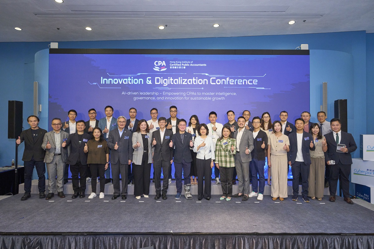 The Deputy Commissioner for Digital Policy (Data Governance), Dr Ng Ping Chung (first row, seventh left), in a group photo with representatives of the organiser and other guests.
