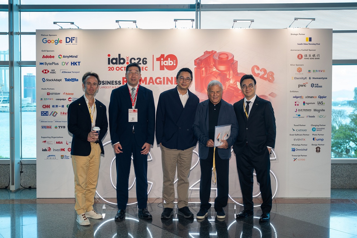 The Acting Commissioner for Digital Policy, Mr Daniel Cheung, in group photo with the guests at the “IAB HK C26 Conference & Exhibition”.