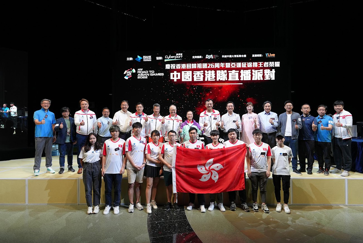 政府资讯科技总监黄志光先生（中）、中国香港电竞总会会长陈龙盛先生（左八）、中国香港电竞总会创会会长杨全盛先生（右八）、中国香港电竞总会荣誉会长林国诚先生（左七）、港区全国人大代表冼汉廸先生（右七）、立法会邱达根议员（左六）、立法会容海恩议员（右六）、立法会黄锦辉议员（左五）、香港数码港管理有限公司主席陈细明先生（右五）、中国香港棒球总会主席何迪夫先生（左四）、中国香港足球总会主席霍启山先生（右四）、中国香港电竞总会荣誉会长王家昌先生（左三）、中联办宣文部体育处处长朱剑平先生（右三）、香港数码娱乐协会主席彭子杰先生（左二）、中联办宣文部体育处丛志超先生（右二）、香港数码港管理有限公司行政总裁任景信先生（左一）、香港资讯科技联会副会长陈炜国先生（右一）与前排候选杭州亚运中国香港电竞队成员及IESF 15<sup>TH</sup> WE CHAMPIONSHIPS CS:GO女子组成员合照。