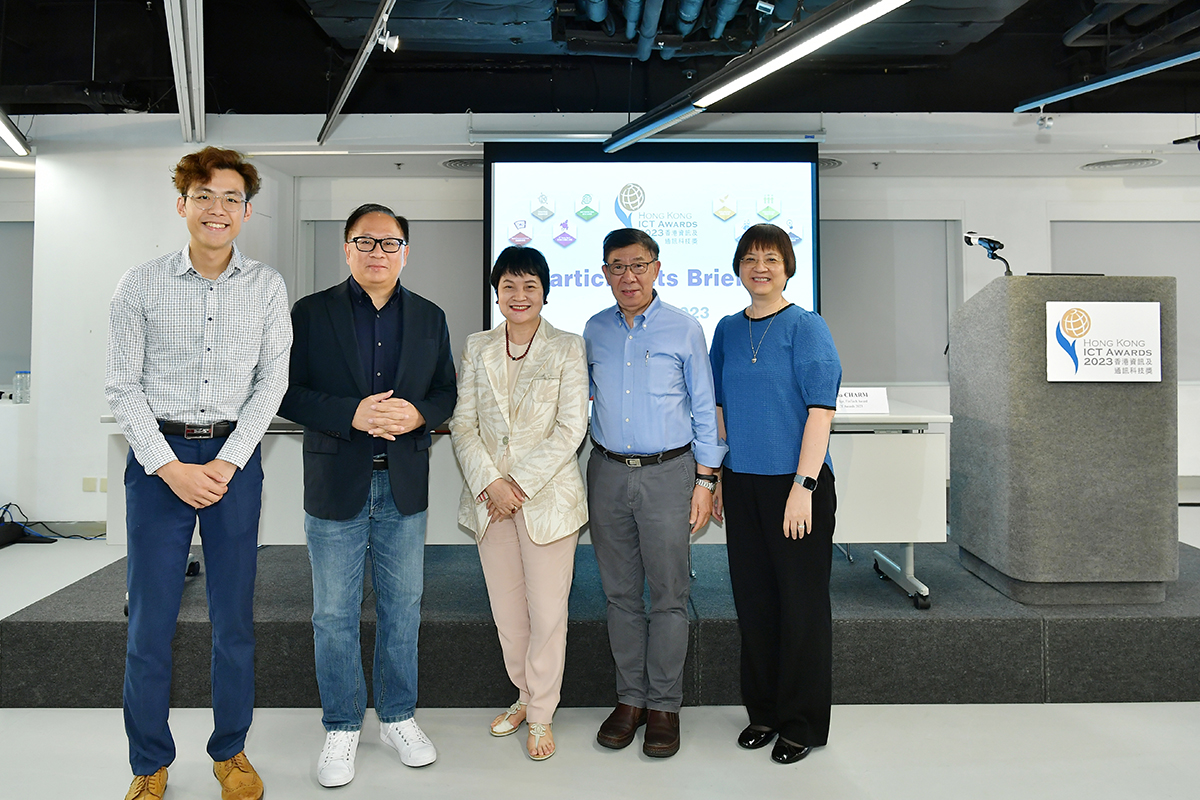 总系统经理（产业发展）郑美玲女士（右一）、香港资讯及通讯科技奖标准保证小组委员会召集人黄仲翘博士（右二）、资深香港资讯及通讯科技奖评审麦邓碧仪女士（中）、资深香港资讯及通讯科技奖评审湛家扬博士（左二）与2022香港资讯及通讯科技奖学生创新奖大奖及（大专或以上）金奖得主及第二十一届亚太资讯及通讯科技大奖（专上学生类别）大奖得主曾展乐先生（左一）于「2023香港资讯及通讯科技奖：参赛者简介会」合照。