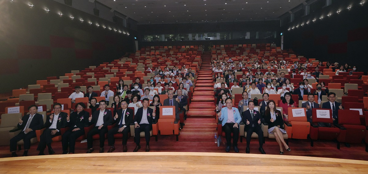 政府资讯科技总监黄志光先生（前排右二）与其他「『2023香港资讯及通讯科技奖:学生创新奖』颁奖典礼」嘉宾于台下大合照。