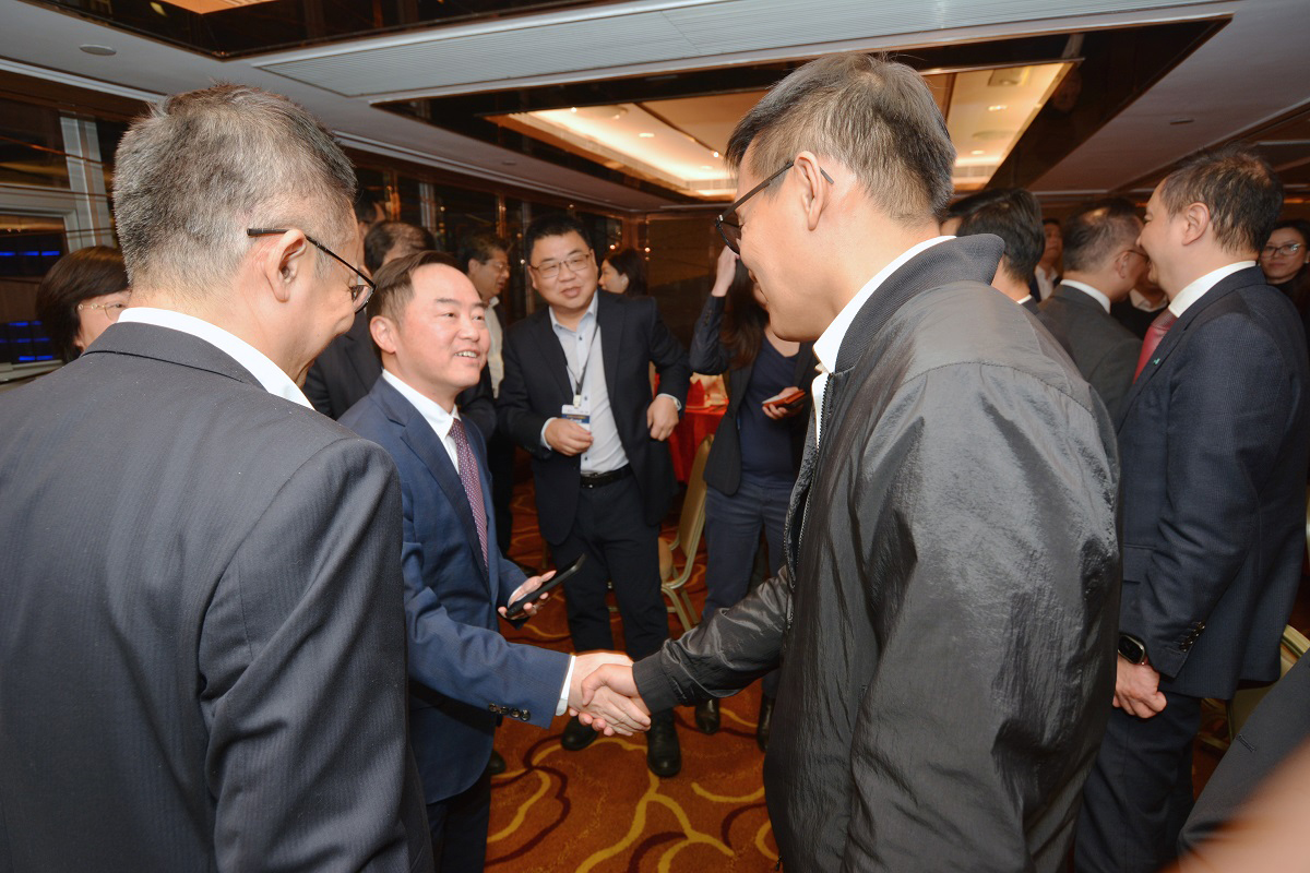 政府资讯科技总监黄志光先生（左二）在「数字经济发展新机遇峰会及晚宴」上与创科业界交流。