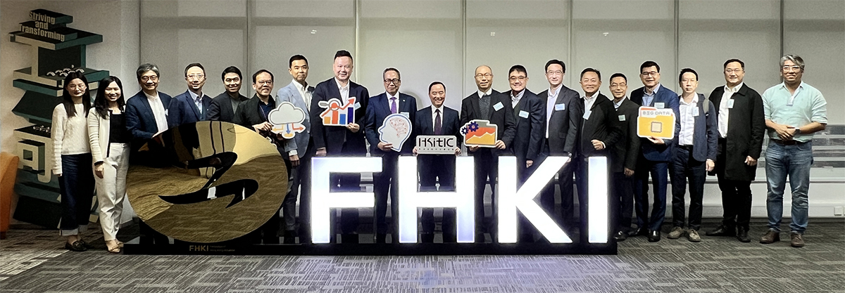 政府资讯科技总监黄志光先生（左十）与香港资讯科技业协会会长岑健伟先生（左九）、副会长郑欣堂先生（右九）及其他代表合照。