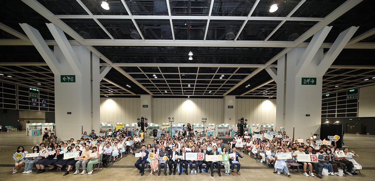 政府资讯科技总监黄志光先生与其他「童拥AI- CODING∞环境科技比赛颁奖礼暨作品展2024」嘉宾及师生于台下大合照。