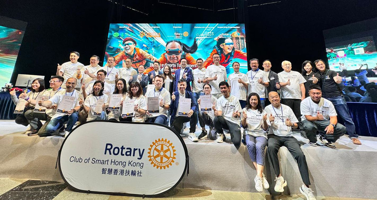 数字政策专员黄志光先生与其他嘉宾于「乐龄电竞及体验日」活动中台上合照。
