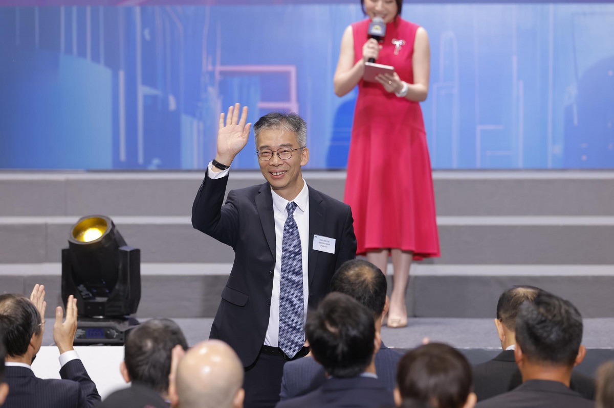 大会司仪于「香港电脑通讯节2024开幕典礼」介绍署理数字政策专员麦之驹先生担任活动主礼嘉宾。