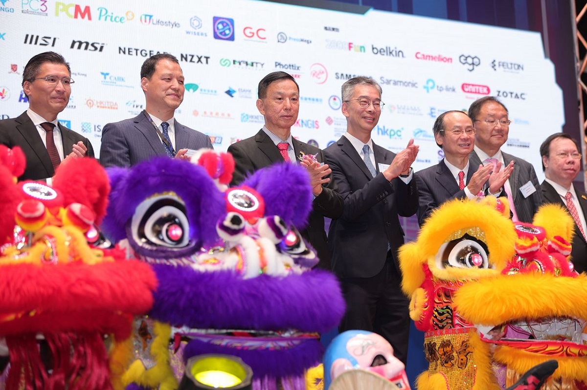 署理数字政策专员麦之驹先生(中)与其他主礼嘉宾于「香港电脑通讯节2024开幕典礼」主持醒狮点睛仪式。