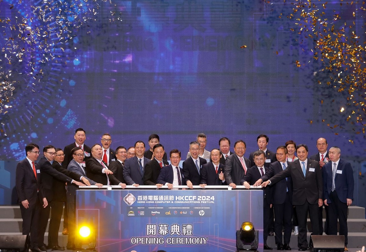 署理数字政策专员麦之驹先生(前排右七)与其他主礼嘉宾于「香港电脑通讯节2024开幕典礼」进行开幕拉杆仪式。