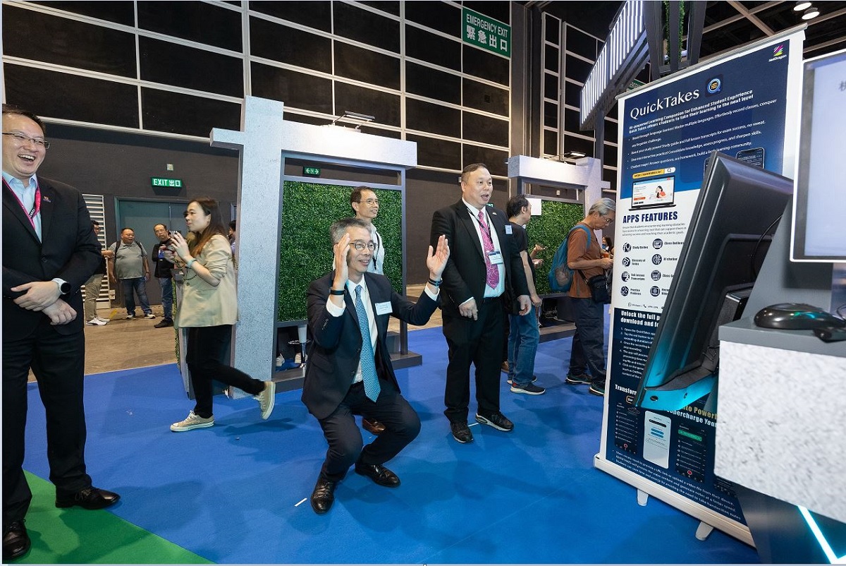 署理数字政策专员麦之驹先生与其他嘉宾于「香港电脑通讯节2024开幕典礼」结束后参与导赏团参观展览。