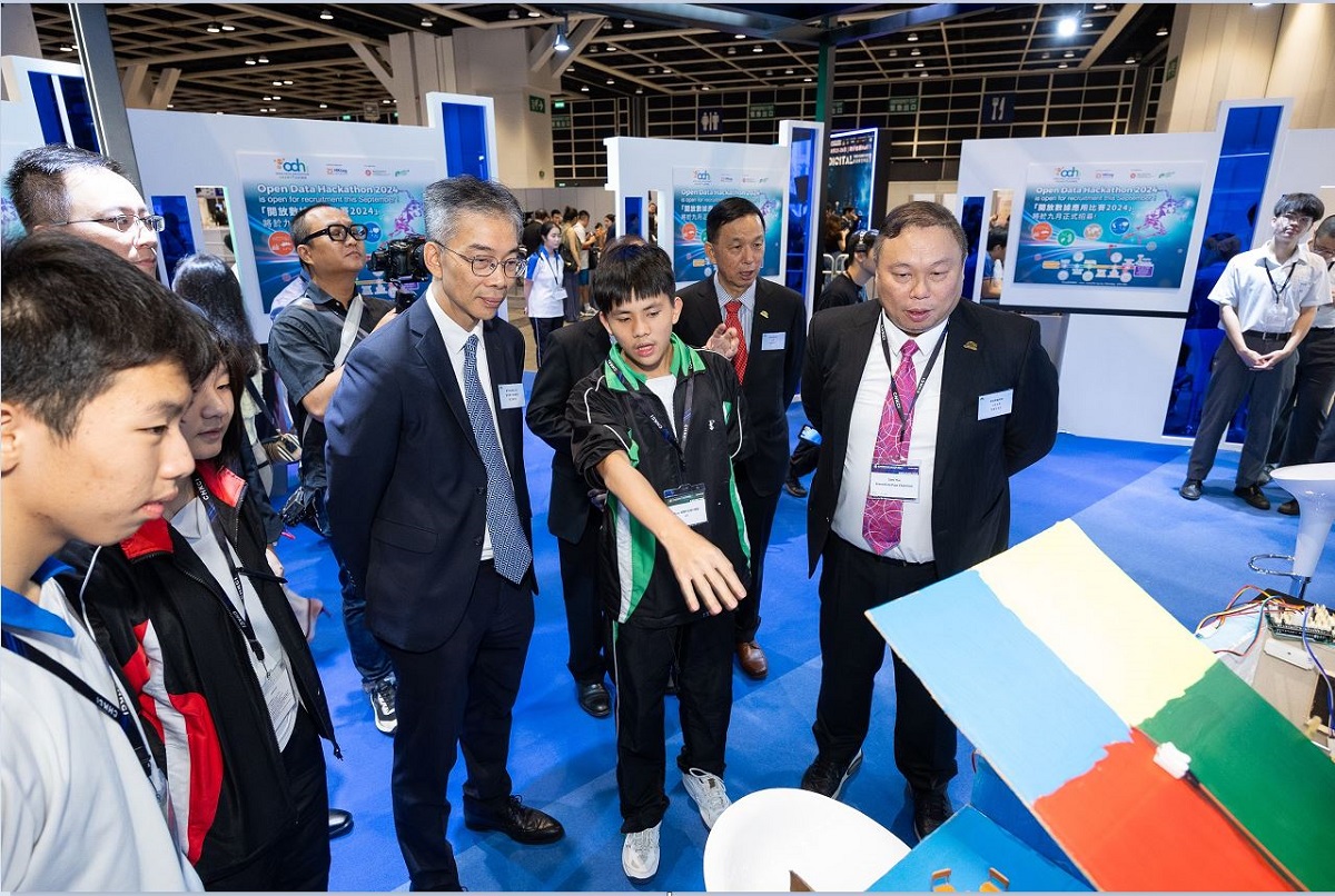 署理数字政策专员麦之驹先生(前排中)与其他嘉宾于「香港电脑通讯节2024开幕典礼」结束后参与导赏团参观展览。