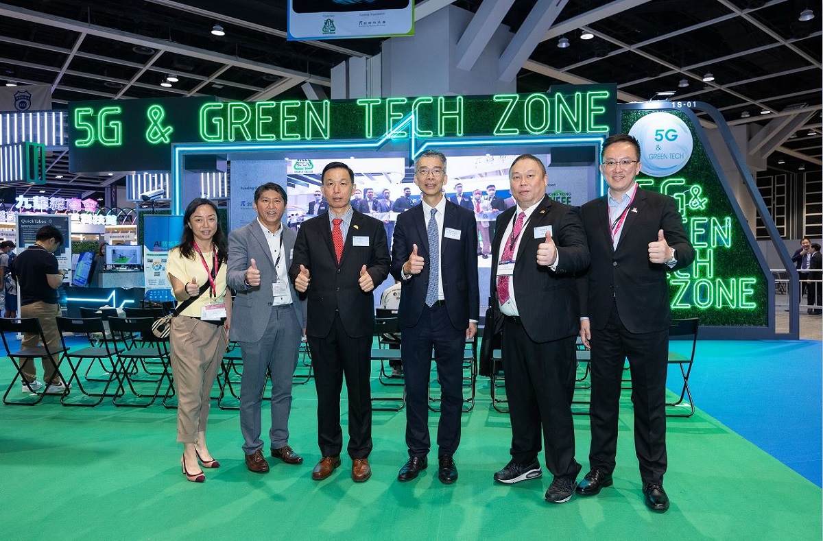 署理数字政策专员麦之驹先生(右三)与香港电脑商会主席洪英峯先生(左三)、香港电脑商会上任主席许健生先生(右二)及参展单位代表于「香港电脑通讯节2024开幕典礼」结束后的导赏团参观展览途中合照。