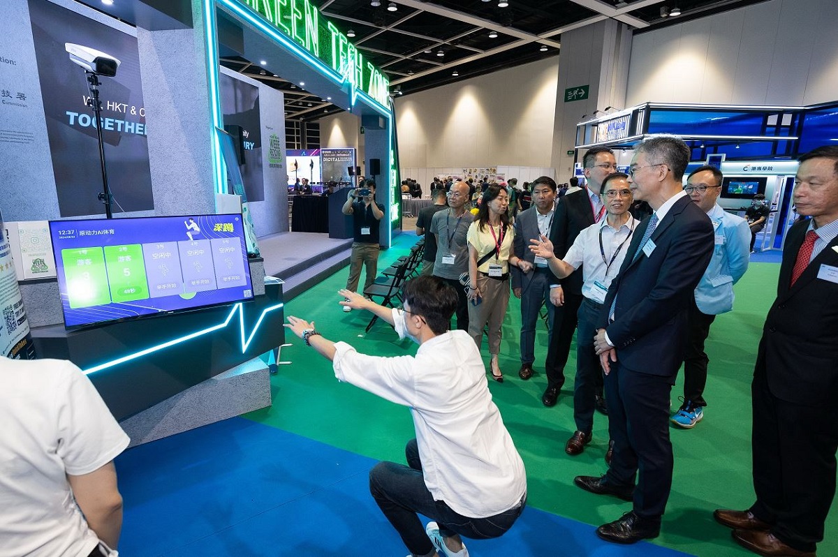 署理数字政策专员麦之驹先生与其他嘉宾于「香港电脑通讯节2024开幕典礼」结束后参与导赏团参观展览。