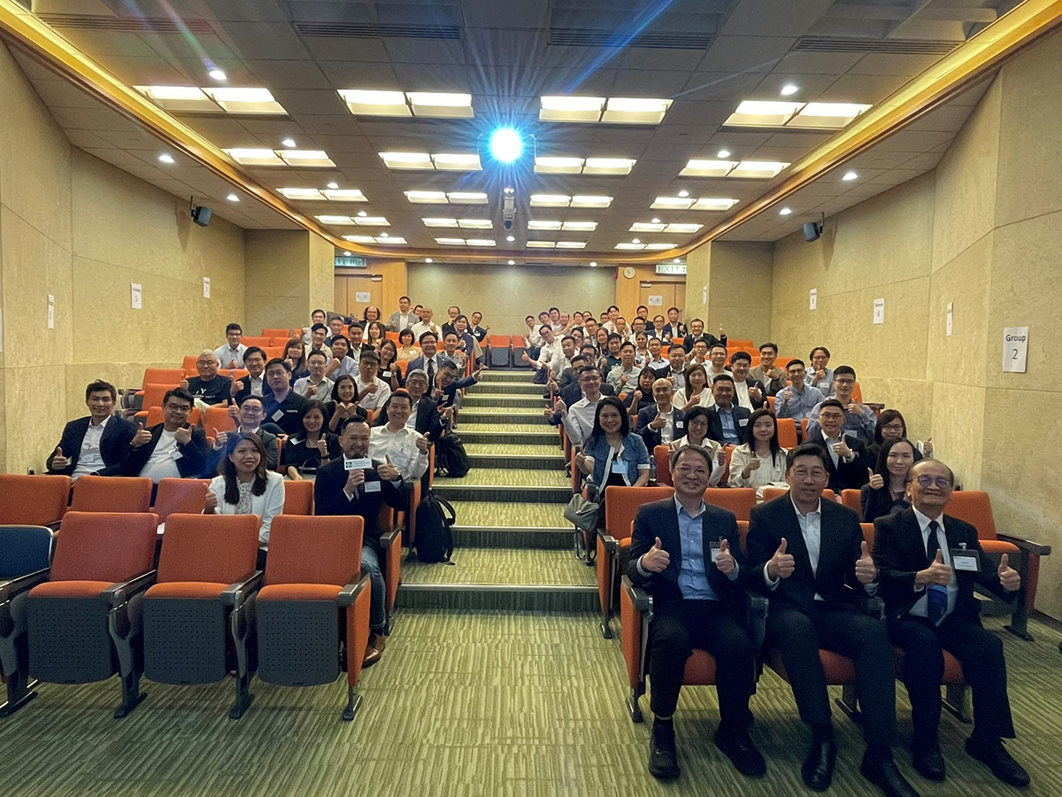 副数字政策专员（数字基建）张宜伟先生（第一排中）、香港电脑学会IT领袖培训平台主席许仁强博士工程师（第一排左）与其他嘉宾及参加者于「第六届香港电脑学会IT领袖培训平台（iLEAP）启动典礼」大合照。