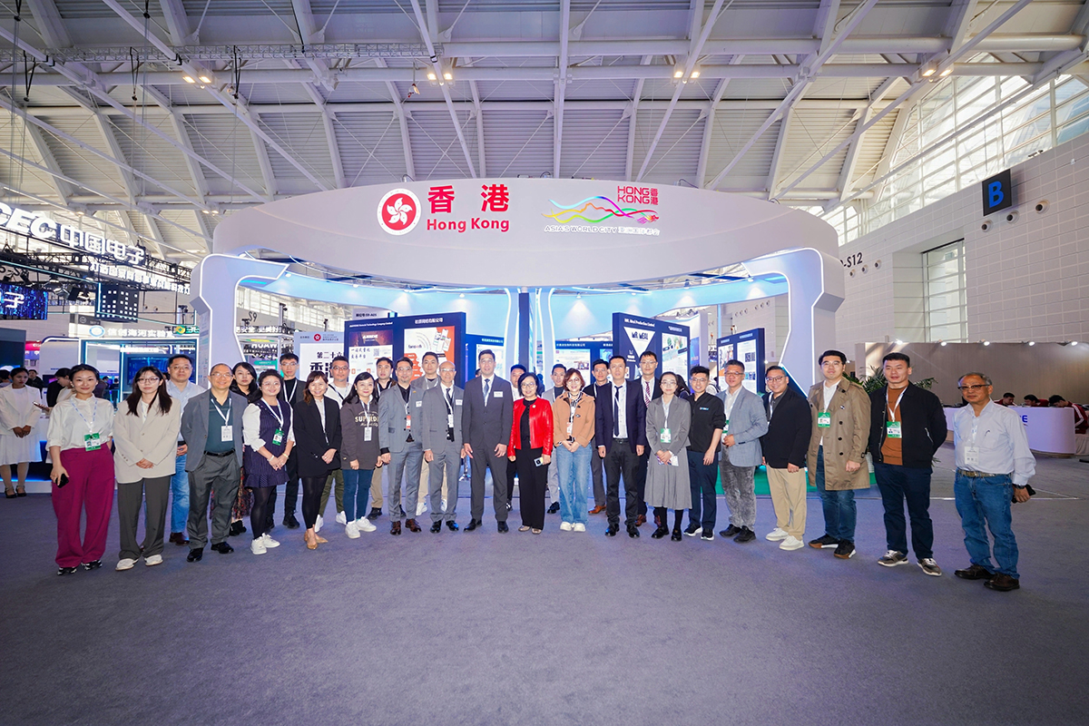 副数字政策专员(数字基建)张宜伟先生(前排左九);中国电子信息行业联合会副会长兼秘书长高素梅女士(前排右十);香港特区政府驻天津联络处主任冯大光先生(前排左八);香港软件行业协会会长黄锦麟先生(前排左七)出席第二十六届中国国际软件博览会「香港馆」开幕式,并与香港代表团成员及其他嘉宾合照。