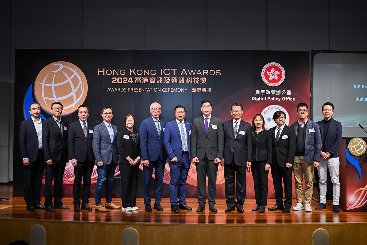副数字政策专员(数字基建)张宜伟先生(右六)与香港无线科技商会主席李劲华先生(中)、助理数字政策专员(数据应用)梁展鹏先生(左六)、资讯科技初创企业奖首席评审杨德斌工程师(右五)及其他嘉宾于「『2024香港资讯及通讯科技奖: 资讯科技初创企业奖』颁奖典礼」合照。