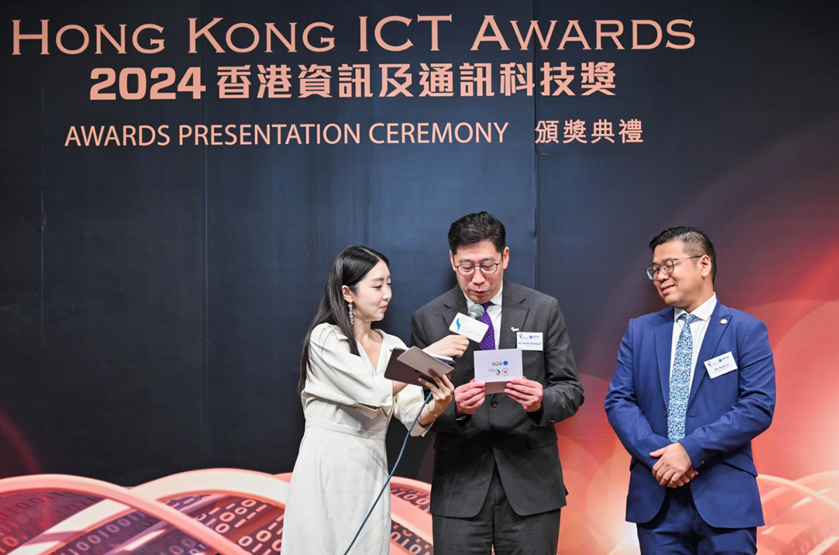 副数字政策专员(数字基建)张宜伟先生(中)于「『2024香港资讯及通讯科技奖: 资讯科技初创企业奖』颁奖典礼」宣布大奖得主。