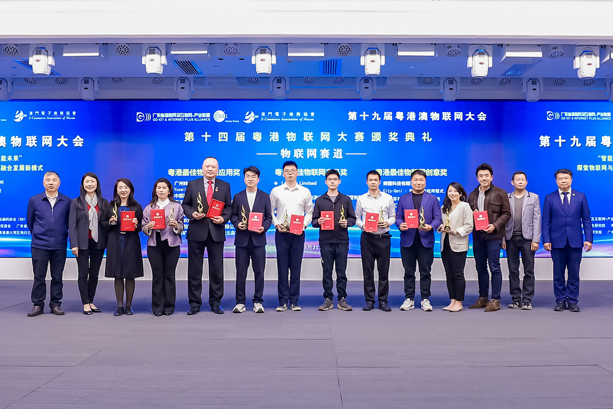 助理数字政策专员（内地及产业合作）胡晔女士（左二）与一众嘉宾和得奖队伍合照。