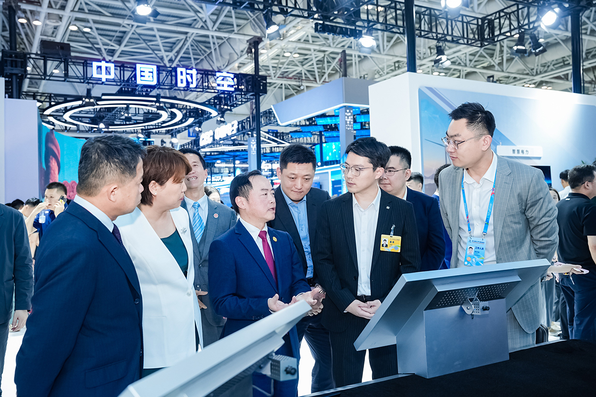 数字政策专员黄志光先生参观第八届数字中国建设峰会内的华为展区，了解有关数智政务和智能基础设施等领域的最新技术方案。