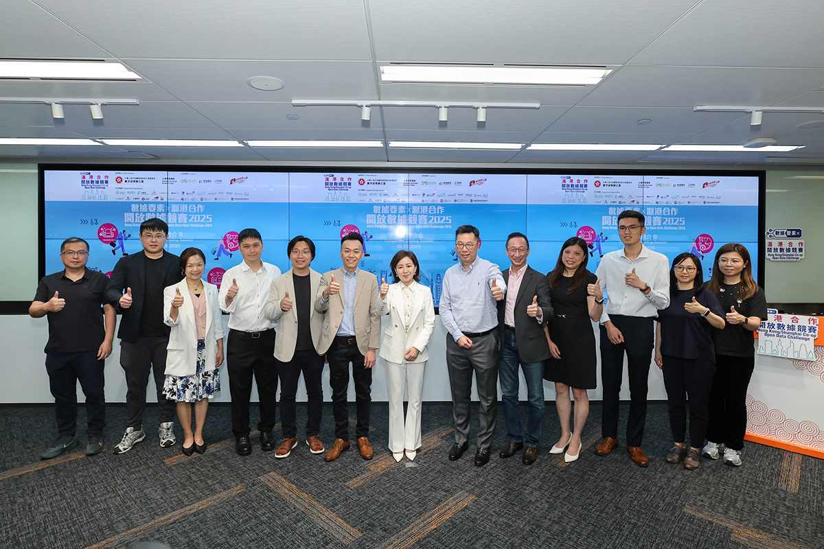 总系统经理（内地及产业合作）2 麦燕萍女士（中）与竞赛承办机构及一众嘉宾合照。