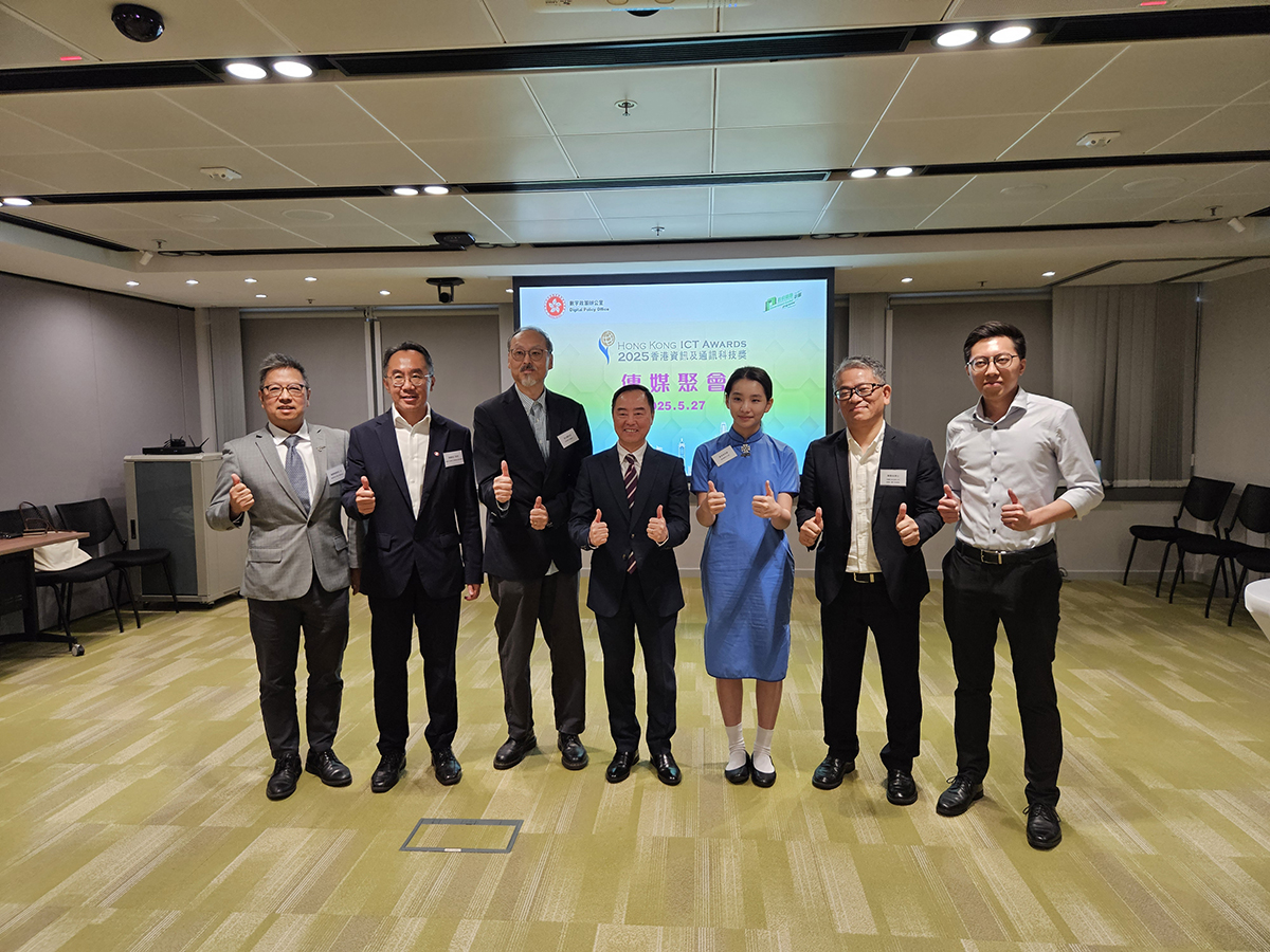 数字政策专员黄志光先生（左四）与一众过往得奖者合照。