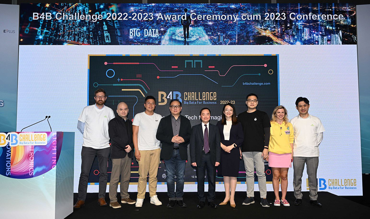 署理政府資訊科技總監黃志光先生（中）與B4B大數據應用挑戰賽首席顧問湛家揚博士（左四）、Agora生態運營中心負責人楊慧博士（右四）及獲得最佳元宇宙構想方案(Best MetaTech for Imagination Solvers)名譽的隊伍成員於「B4B大數據應用挑戰賽 2022-23頒獎禮 暨 2023研討會」合照。