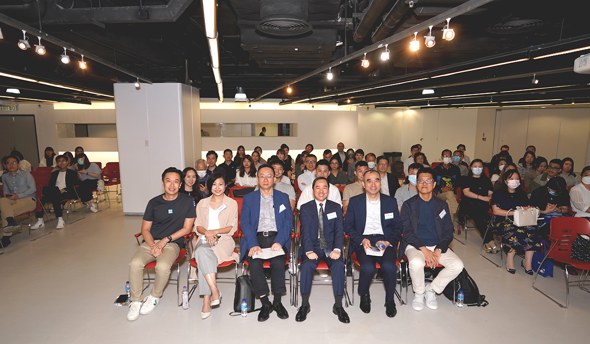 政府資訊科技總監黃志光先生與其他「ai x Marketing研討系列：活用生成式AI把握營銷新機遇」主講者及嘉賓於台下大合照