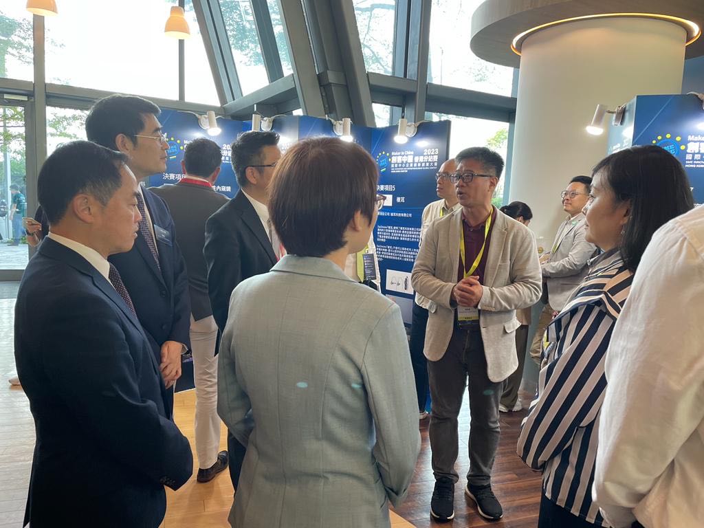 政府資訊科技總監黃志光先生（左一）與參賽團隊交流。