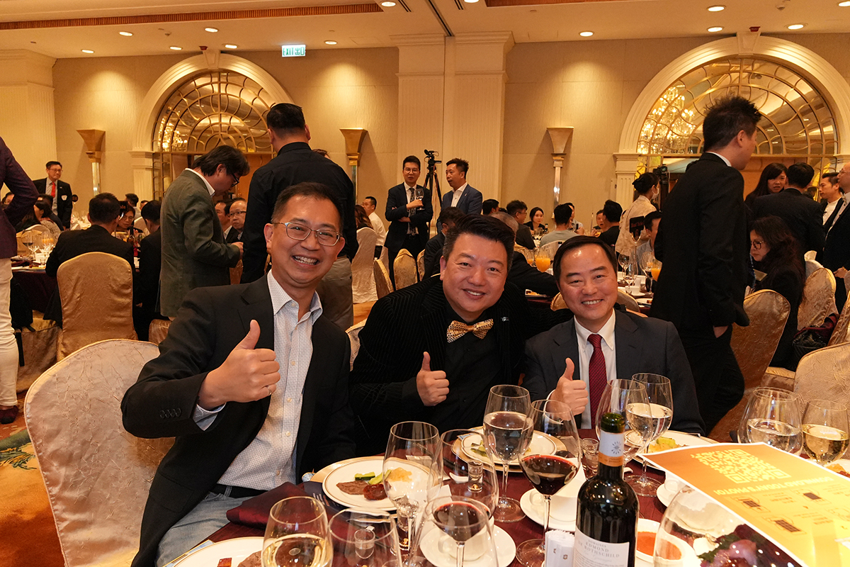 政府資訊科技總監黃志光先生（右）、香港零售科技商會會長蘇增慰先生（中）及其他嘉賓於「香港零售科技商會20週年慶典暨晚宴」上合照。