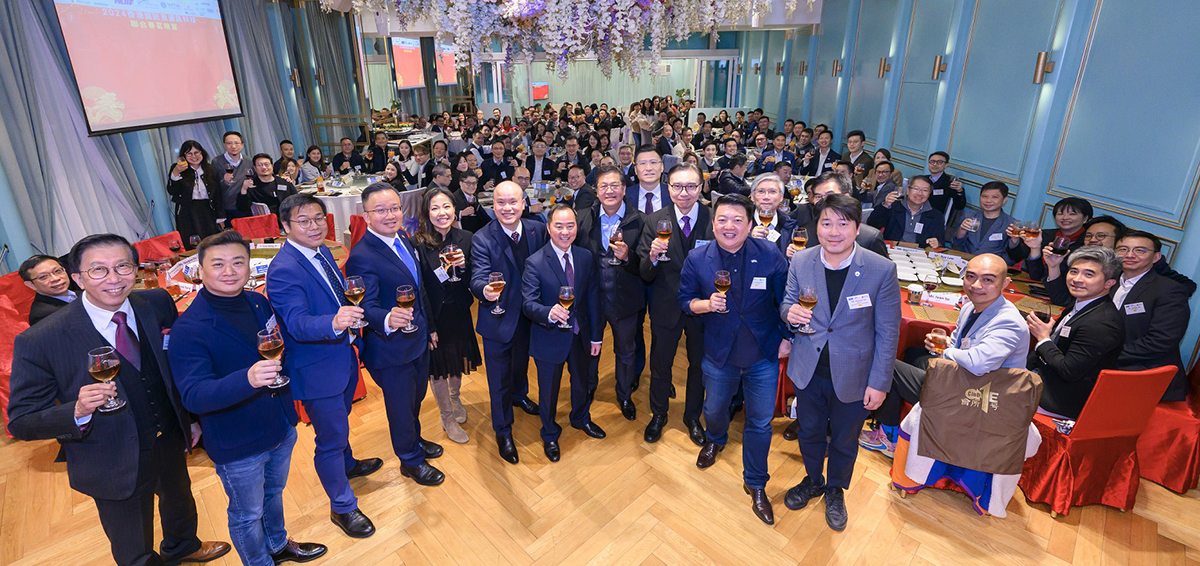 政府資訊科技總監黃志光先生（左七）與主辦方及一眾賓客合照。