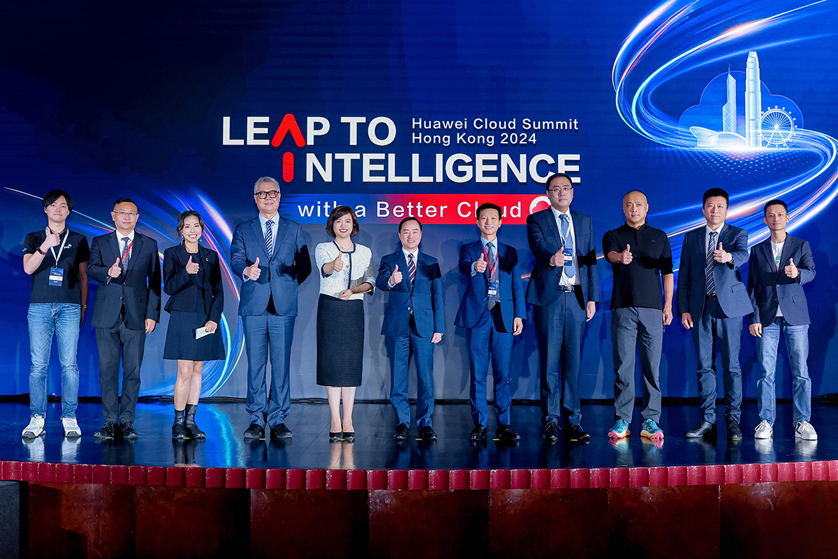 政府資訊科技總監黃志光先生（中）與華為雲全球Marketing與銷售服務總裁石冀琳女士（左五）、香港華為國際有限公司行政總裁鄧水根先生（右五）及其他嘉賓在「2024華為雲香港峰會」上合照。
