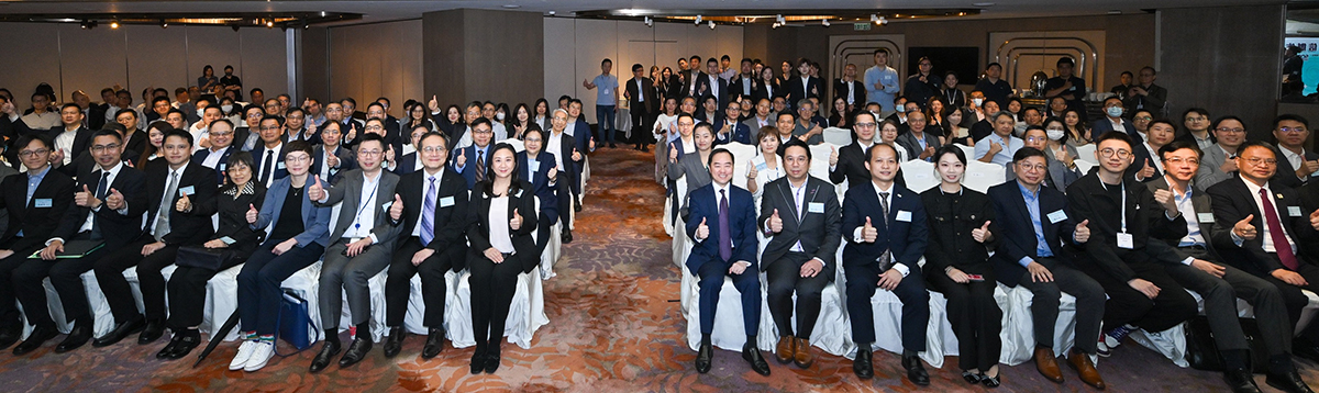 政府資訊科技總監黃志光先生（第一排右八）及副總監黃敬文先生（前排左七）出席「香港信創生態圈研討會暨展覽會」，並與智慧城市聯盟會長楊文銳先生（第一排右七）、創辦人及榮譽會長葛珮帆議員（前排左八）、空間數據辦事處總監陳宇俊先生（前排左六）、主講者及嘉賓合照。