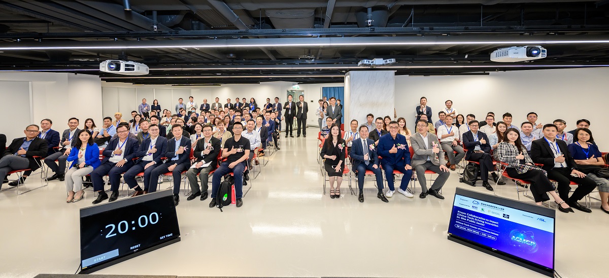 政府資訊科技總監黃志光先生（第一排右六）出席「From Collaboration to Impact: China-Tech Driving Innovation in the Public Sector and Beyond」研討會，並與雲端與流動運算專業人士協會會長陳家豪教授（第一排右五）、北京智源研究院副院長兼總工程師林詠華博士（第一排右七）、主講者、嘉賓及與會者合照。