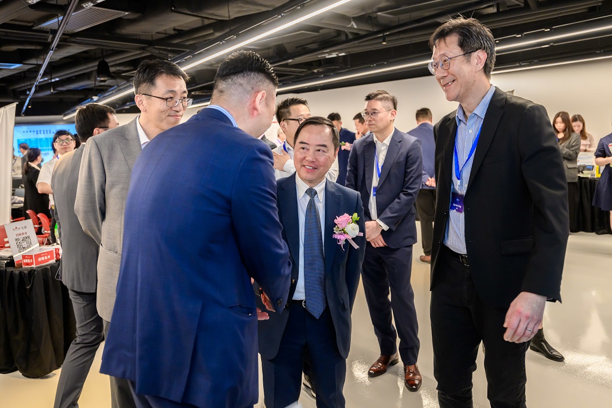 政府資訊科技總監黃志光先生（右二）在「From Collaboration to Impact: China-Tech Driving Innovation in the Public Sector and Beyond」研討會的展區與創科業界嘉賓交流。