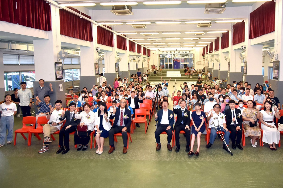 總系統經理（產業發展）孫宇萬先生（第一排右六）、葵青區議會黃紹焜區議員（第一排左六）及香港演辯總會創會會長鍾傅美玲女士（第一排右五）於「大灣區『三地創客魔方』2024第一屆機器人比賽+演講頒獎典禮」與其他嘉賓及師生台下大合照。