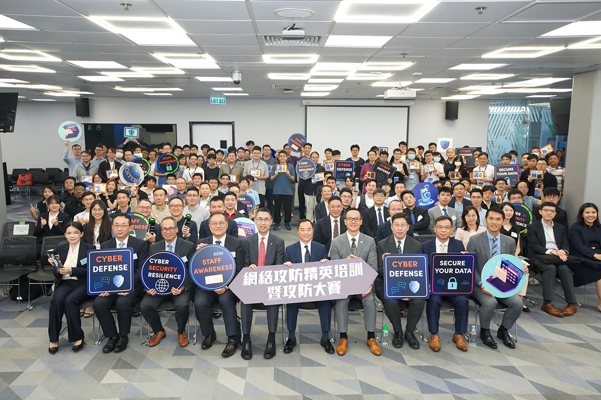 數字政策專員 黃志光先生(第一排右五),副數字政策專員 (數字基建) 黃敬文先生(第一排左四),助理數字政策專員 (項目管理及網絡安全) 張宜偉先生(第一排右三),網絡安全及科技罪案調查科總警司 林焯豪(第一排右四)及香港互聯網註冊管理有限公司行政總裁 黃家偉先生(第一排左五)與全體嘉賓及參賽者於「網絡攻防精英培訓暨攻防大賽」合照。