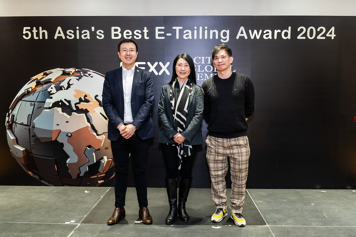 助理數字政策專員（內地及產業合作）胡曄女士(正中)與主辦機構代表於「第五屆 Asia’s Best E-Tailing Awards」合照。