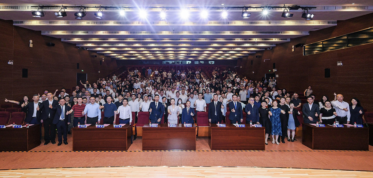 「2025年粤港澳软件产业高质量发展大会、第十三届粤港云计算大会暨第八届粤港澳ICT大会」吸引约400名来自粤港澳地区的行业专家、学者和业内人士参与。