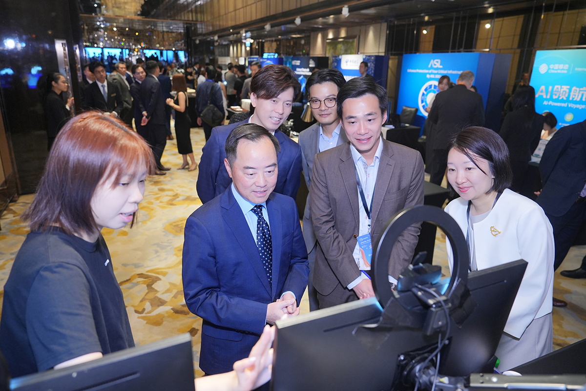 数字政策专员黄志光（左二）于「人工智能AI的『加』与『减』」研讨会开始前参观展览。