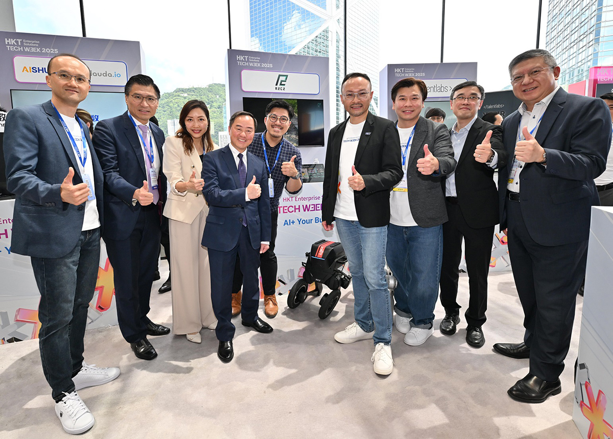 数字政策专员黄志光先生（左四）和助理数字政策专员（数据应用）孙宇万先生（右二）于「HKT Enterprise Solutions Tech Week 2025启动礼」与嘉宾合照。