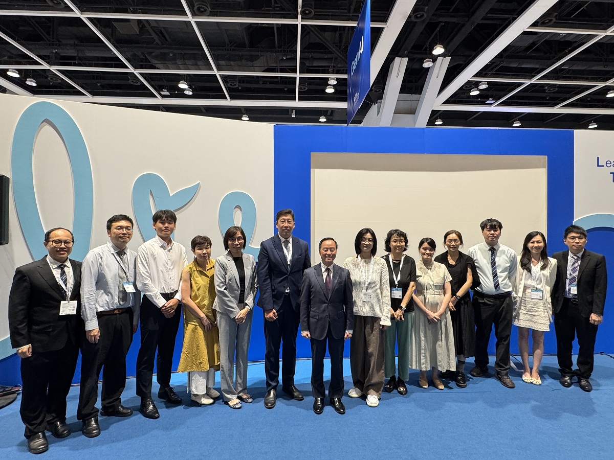 數字政策專員黃志光先生(左七)、副數字政策專員(數字基建)張宜偉先生(左六)、助理數字政策專員(共用服務及採購)關穎賢女士(右七)及總系統經理(共用服務及採購)2陳嘉碧女士(左五)於「學與教博覽2025」分享會與一眾演講嘉賓的學校校長及老師合照。