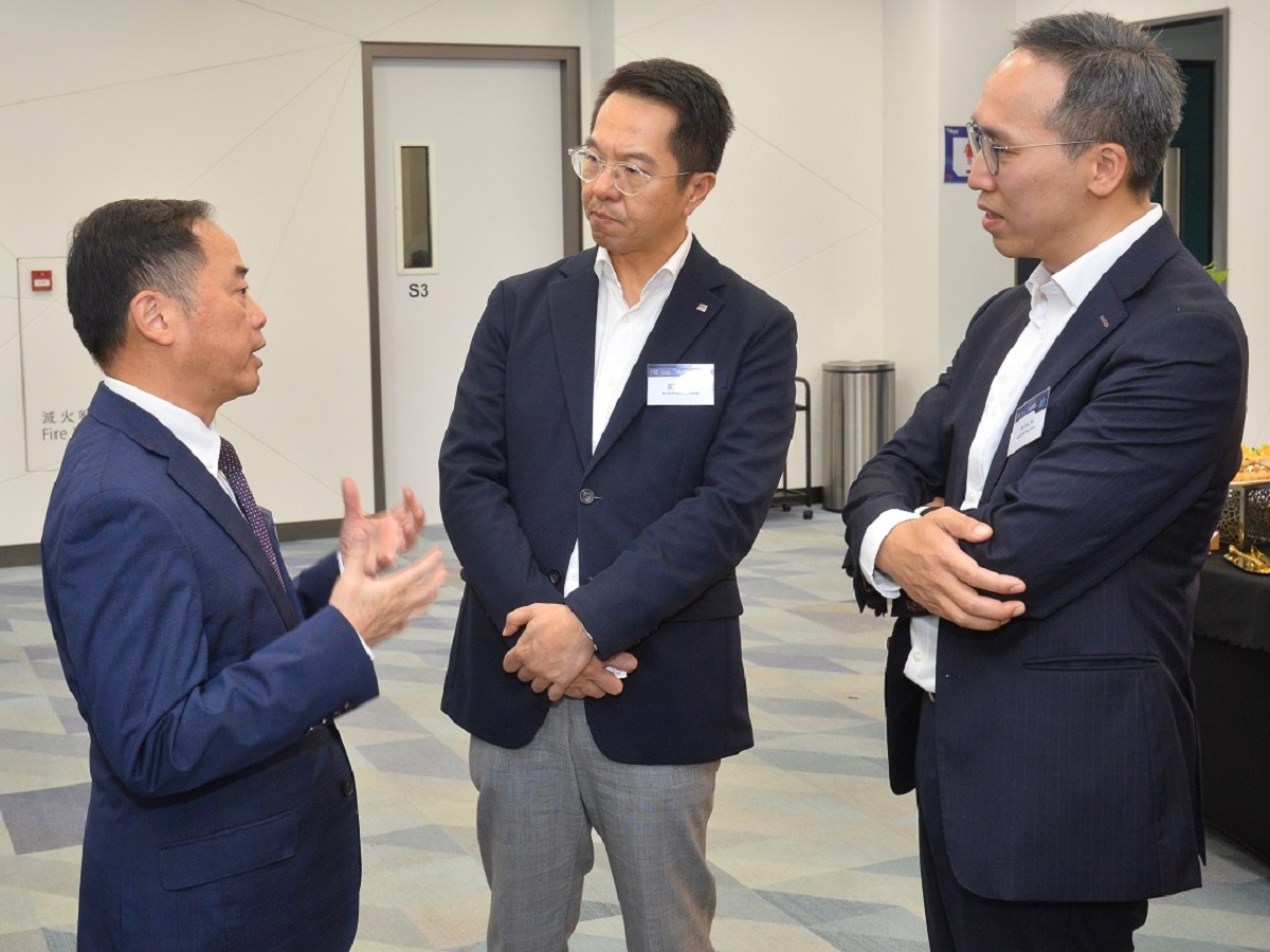 數字政策專員黃志光先生（左一）與嘉賓交流。