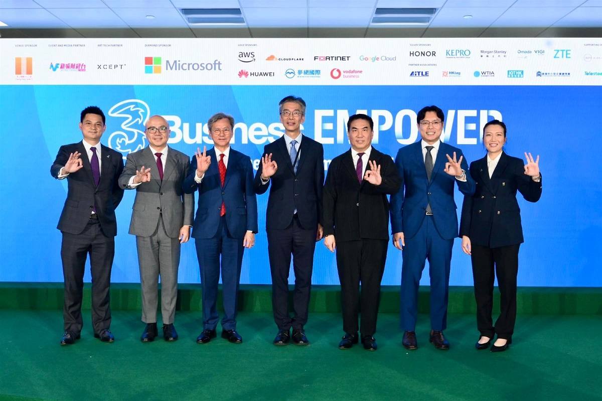 副數字政策專員(數據治理)麥之駒先生(中)與嘉賓及其他講者於「3Business EMPOWER 企業高峰會2025」合照。